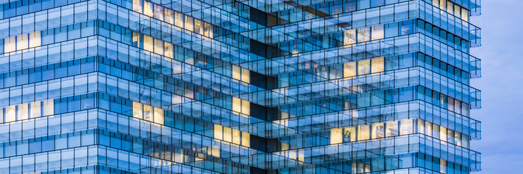 Deutschland, Stuttgart, beleuchtete Fenster an modernem Bürogebäude - WDF05081