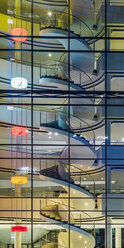 Deutschland, Stuttgart, Wendeltreppe in modernem Bürogebäude - WDF05082