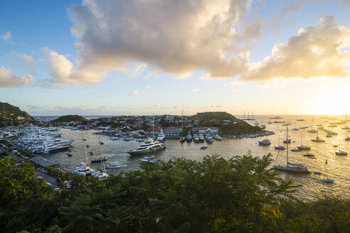 Karibik, Kleine Antillen, Saint Barthelemy, Gustavia, Hafen mit Luxusyachten bei Sonnenuntergang - RUNF01265