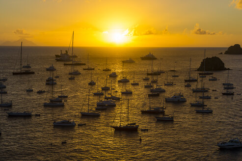 Karibik, Kleine Antillen, Saint Barthelemy, Sonnenuntergang über den Luxusjachten, im Hafen von Gustavia - RUNF01267