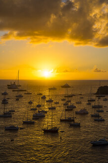 Karibik, Kleine Antillen, Saint Barthelemy, Sonnenuntergang über den Luxusjachten, im Hafen von Gustavia - RUNF01268