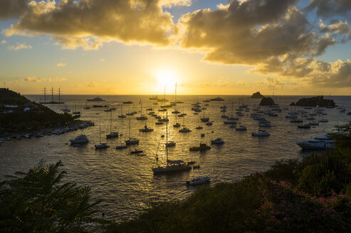 Karibik, Kleine Antillen, Saint Barthelemy, Sonnenuntergang über den Luxusjachten, im Hafen von Gustavia - RUNF01269