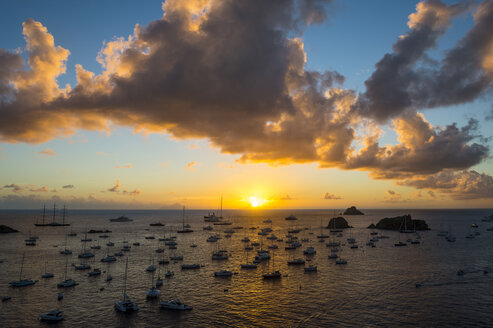 Karibik, Kleine Antillen, Saint Barthelemy, Sonnenuntergang über den Luxusjachten, im Hafen von Gustavia - RUNF01270