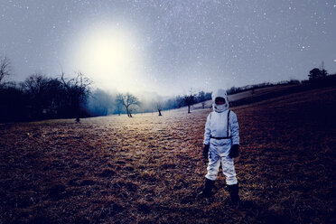 Boy wearing white space suit, starry sky - HMEF00200