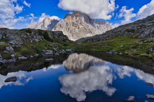 Italien, Venetien, Dolomiten, Fleimser Berge, Cimon della Pala, gespiegelt in einem kleinen See - LOMF00798