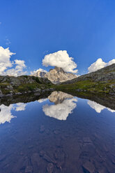 Italien, Venetien, Dolomiten, Fleimser Berge, Cimon della Pala, gespiegelt in einem kleinen See - LOMF00799
