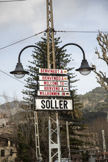 Spanien, Mallorca, Soller, Willkommensschilder am Bahnhof - KBF00502