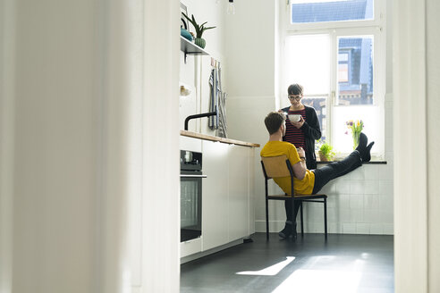 Ehepaar am Fenster in der Küche zu Hause - SBOF01779