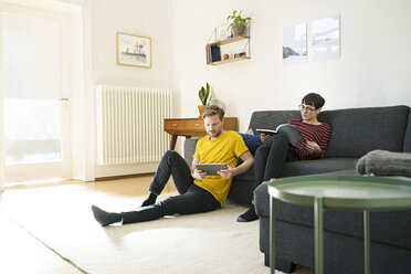 Lässiges Paar entspannt sich im Wohnzimmer zu Hause - SBOF01790
