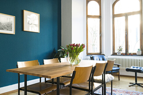 Holztisch und Stühle mit großer Fensterfront im modernen Wohnzimmer einer stilvollen Wohnung - SBOF01806