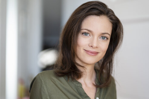 Portrait of smiling woman with brown hair - DIGF05840