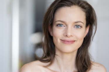 Portrait of smiling woman with brown hair - DIGF05842