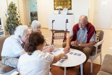 Ältere Freunde spielen Karten am Tisch im Pflegeheim - MASF11132