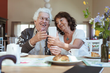 Älteres Paar macht Selfie mit Handy beim Frühstück im Pflegeheim - MASF11145