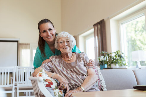 Porträt einer lächelnden älteren Frau und einer Pflegekraft in einem Pflegeheim - MASF11148