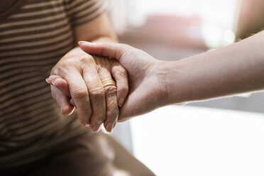 Ausgeschnittenes Bild einer häuslichen Pflegekraft, die die Hand einer älteren Frau hält - MASF11160