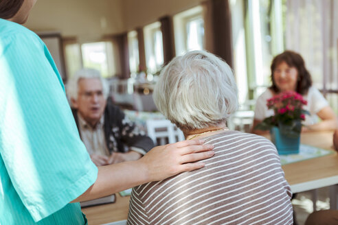 Weibliche Krankenschwester, die sich um ältere Menschen im Pflegeheim kümmert - MASF11168