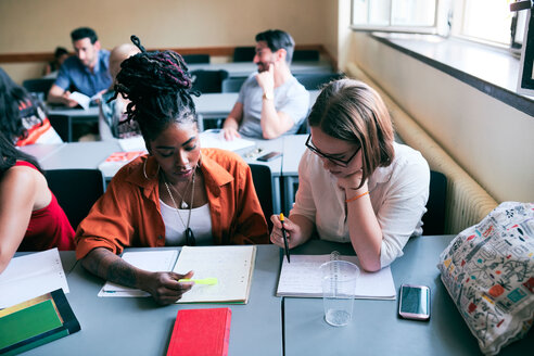 Blick von oben auf multiethnische Frauen beim Lesen von Notizen in der Sprachschule - MASF11241