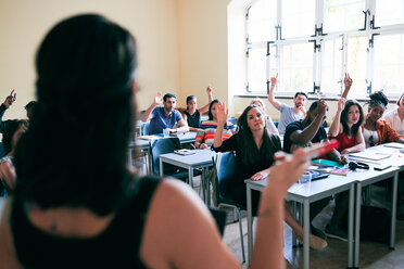 Schüler heben die Hände, um Fragen des Lehrers im Klassenzimmer zu beantworten - MASF11248