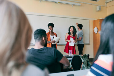 Multiethnische Lehrer unterrichten Schüler in der Sprachschule - MASF11249