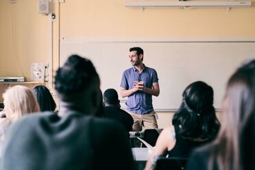 Männlicher Lehrer unterrichtet multiethnische Schüler im Klassenzimmer - MASF11257