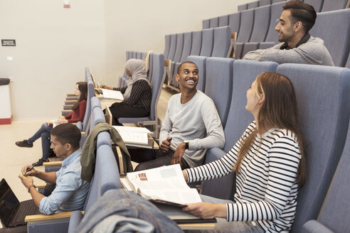 Lächelnde Freunde, die sich in einem Hörsaal der Universität unterhalten - MASF11296