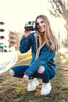 Porträt einer lächelnden jungen Frau mit Sofortbildkamera - ACPF00463