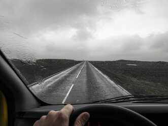 Innenraum des Fahrzeugs mit Blick auf die Straße in Island - OCMF00287