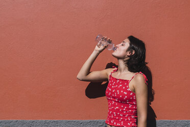 Junge Frau trinkt Wasser - KKAF03113