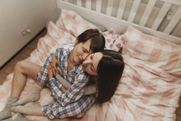 Lesbisches Paar umarmt sich im Bett - KMKF00758