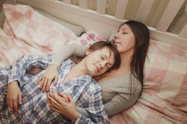 Lesbisches Paar im Bett liegend - KMKF00759