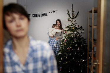 Gleichgeschlechtliche Familie feiert Weihnachten zu Hause - KMKF00761