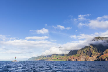 USA, Hawaii, Kauai, Na Pali Coast State Wilderness Park, Na Pali Coast, catamarn - FOF10402