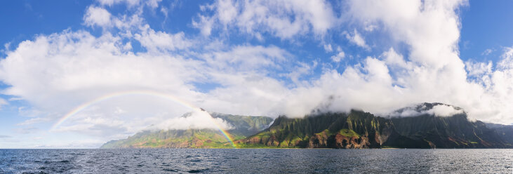 USA, Hawaii, Kauai, Na Pali Coast State Wilderness Park, Panoramablick auf Na Pali Coast, Regenbogen - FOF10403