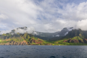 USA, Hawaii, Kauai, Na Pali Coast State Wilderness Park, Na Pali Coast, rainbow - FOF10406