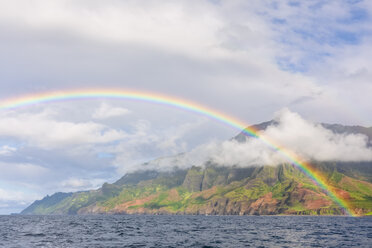 USA, Hawaii, Kauai, Na Pali Coast State Wilderness Park, Panoramablick auf Na Pali Coast, Regenbogen - FOF10407