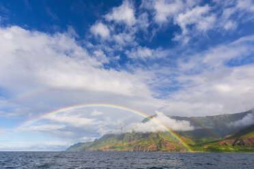 USA, Hawaii, Kauai, Na Pali Coast State Wilderness Park, Panoramablick auf Na Pali Coast, Regenbogen - FOF10408