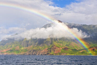 USA, Hawaii, Kauai, Na Pali Coast State Wilderness Park, Panoramic view of Na Pali Coast, rainbow - FOF10409