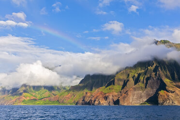 USA, Hawaii, Kauai, Na Pali Coast State Wilderness Park, Panoramablick auf Na Pali Coast, Regenbogen - FOF10411