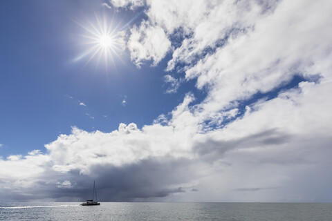 USA, Hawaii, Kauai, Katamaran gegen Sonne und Wolken, lizenzfreies Stockfoto