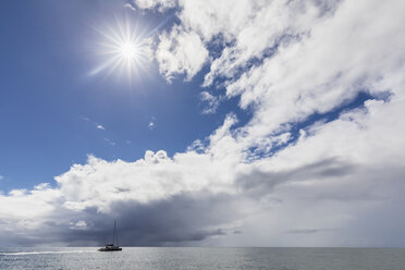 USA, Hawaii, Kauai, catamaran against the sun and clouds - FOF10412