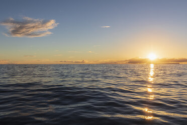 USA, Hawaii, Pazifischer Ozean, Insel Ni'ihau bei Sonnenuntergang - FOF10413