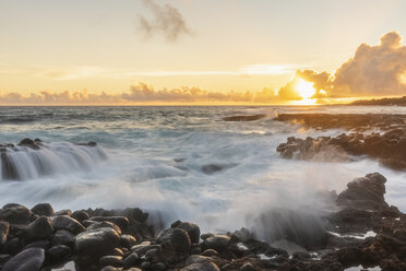 USA, Hawaii, Kauai, Pazifischer Ozean, Südküste, Kukuiula Bay bei Sonnenuntergang - FOF10419