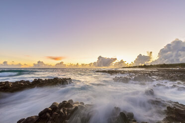 USA, Hawaii, Kauai, Pazifischer Ozean, Südküste, Kukuiula Bay bei Sonnenuntergang - FOF10434