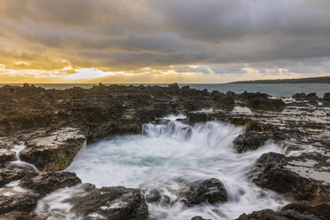 USA, Hawaii, Kauai, Pazifischer Ozean, Nordküste, Blowhole, Sinkloch bei Sonnenuntergang - FOF10436