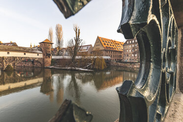 Deutschland, Nürnberg, Blick auf Henkersteg und Pegnitz von der Maxbrücke - KEBF01154