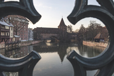 Deutschland, Nürnberg, Blick auf Kettensteg, Fronveste und Schlayerturm von der Maxbrücke - KEBF01155