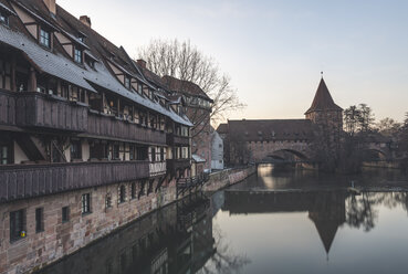 Deutschland, Nürnberg, Blick auf Pegnitz, Kettensteg, Fronveste und Schlayerturm von der Maxbrücke - KEBF01156