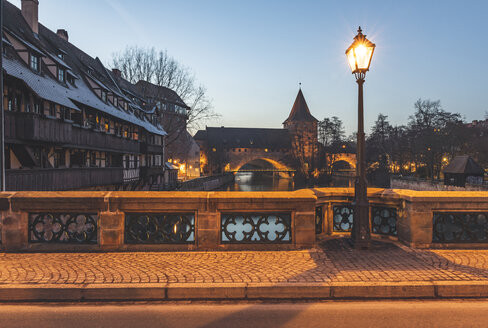 Deutschland, Nürnberg, Blick auf Kettensteg, Fronveste und Schlayerturm von der Maxbrücke - KEBF01157