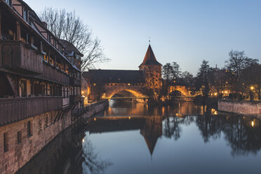 Deutschland, Nürnberg, Blick auf Pegnitz, Kettensteg, Fronveste und Schlayerturm in der Abenddämmerung - KEBF01158